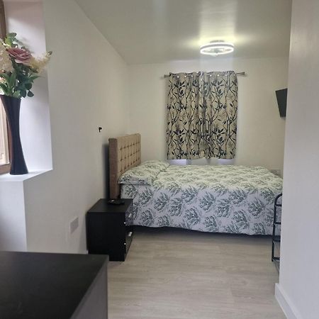 Studio Flat On Straight Road, Harold Hill, Havering Exterior photo