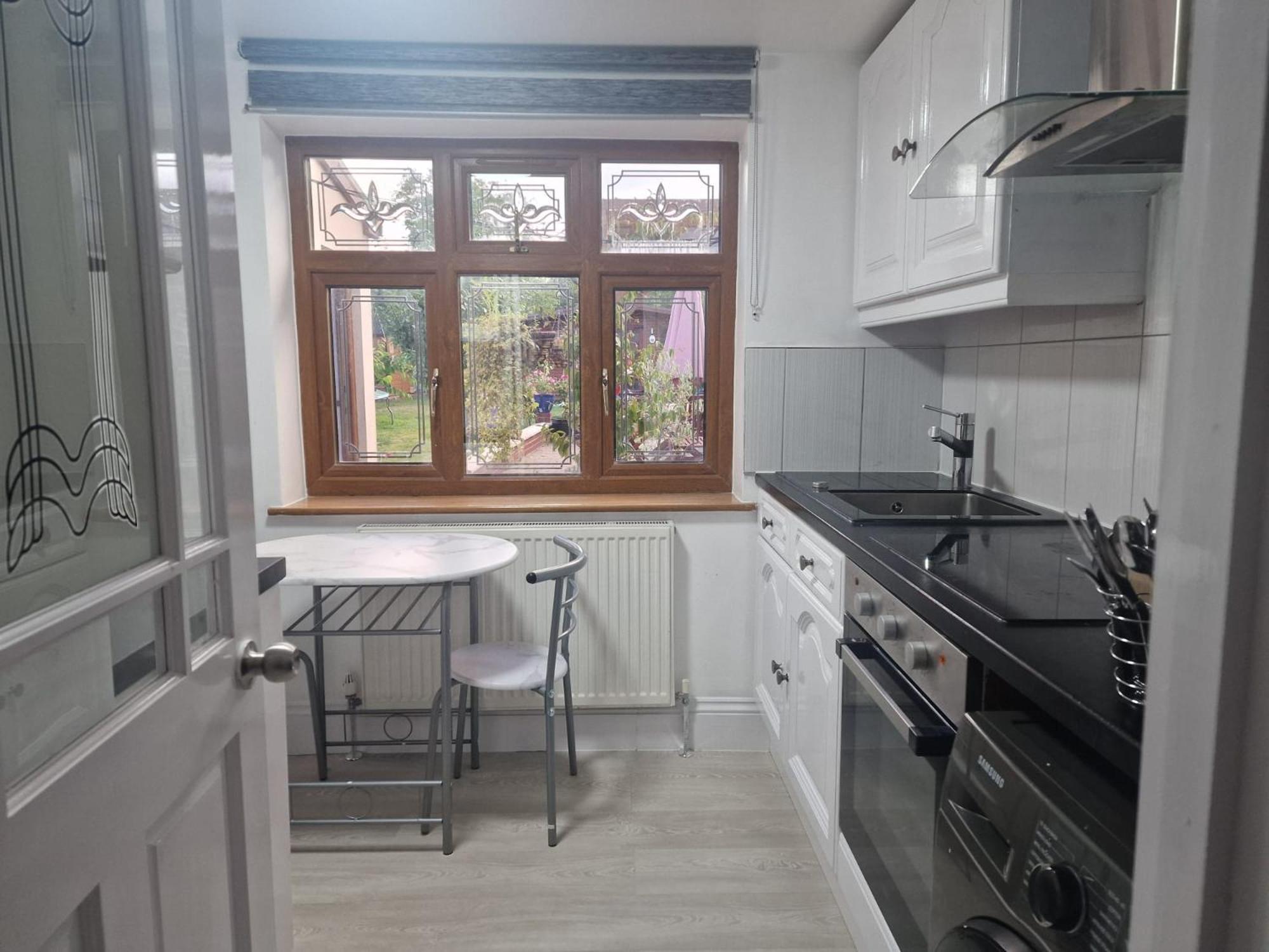 Studio Flat On Straight Road, Harold Hill, Havering Exterior photo